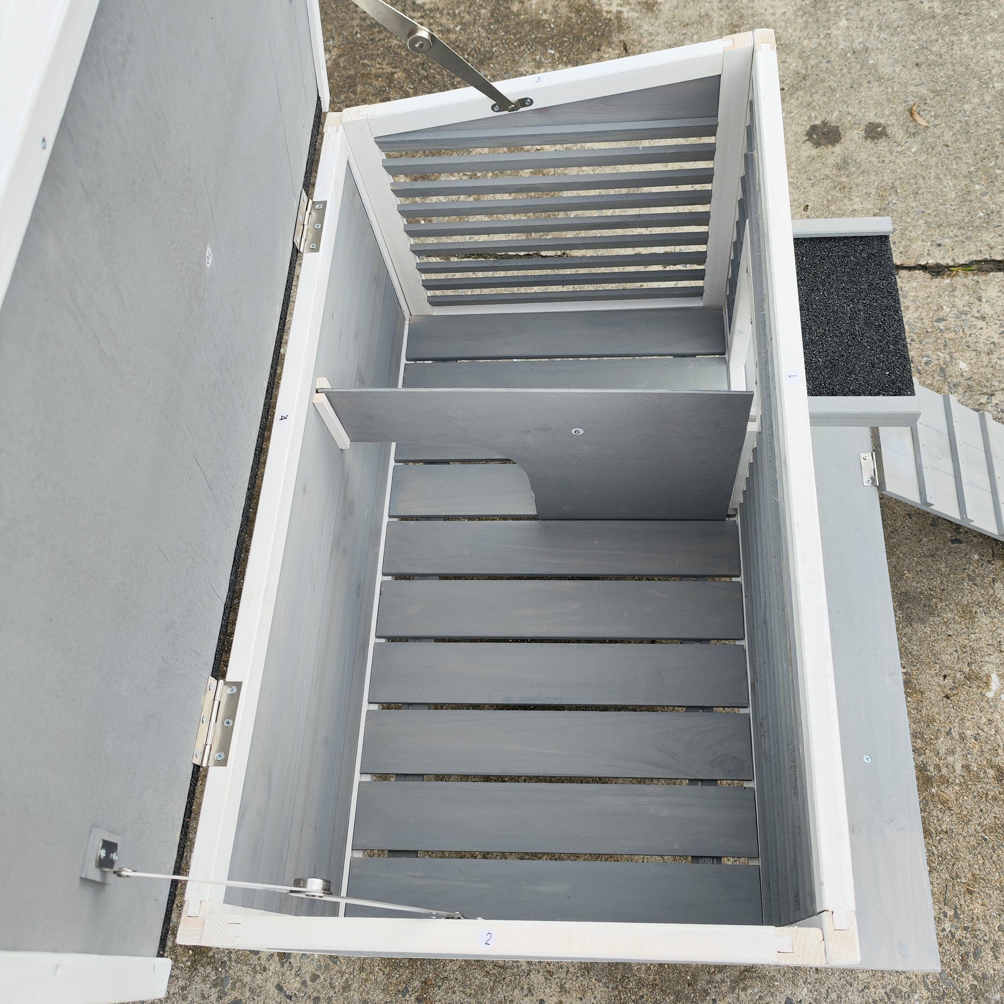 Outdoor Breathable Cat House for Outside Cats,Cat Shelter for Feral Cats with Escape Door,Porch Deck - IronWear Co.
